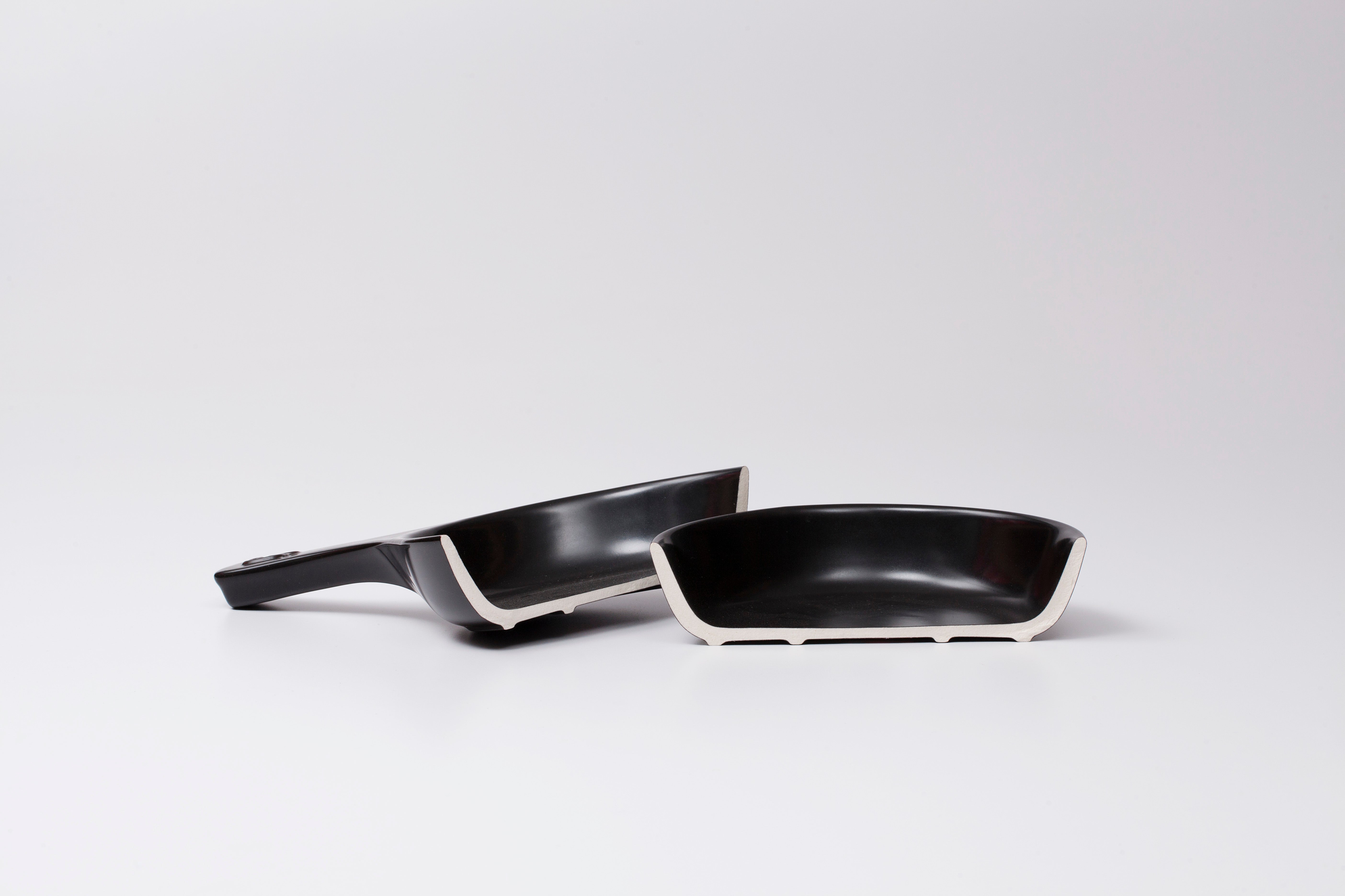 wide shot of split signature skillet to illustrate pure ceramic material